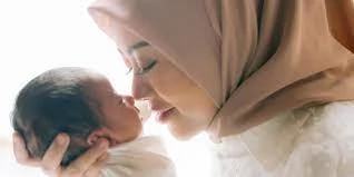 Gendong Bayi dengan Cinta dan Perhatian
